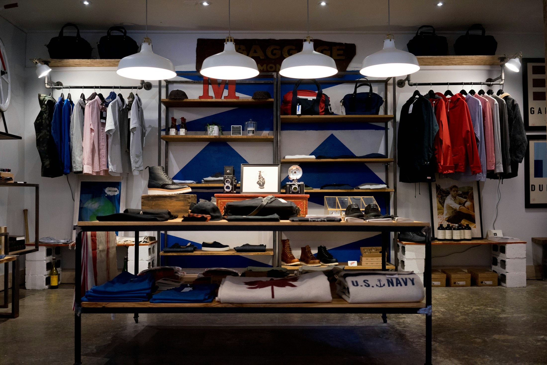 Interior de uma loja de roupas com araras e prateleiras